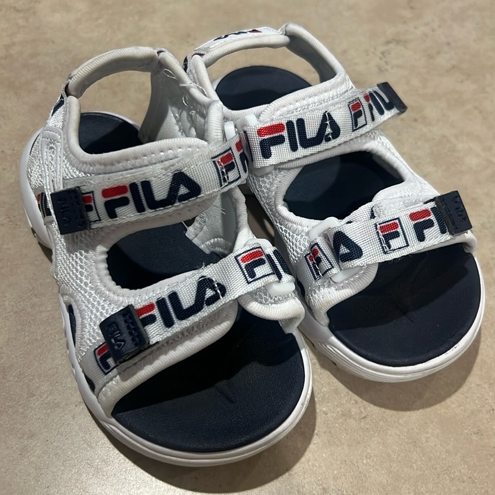 Girls fila sandals! ✨